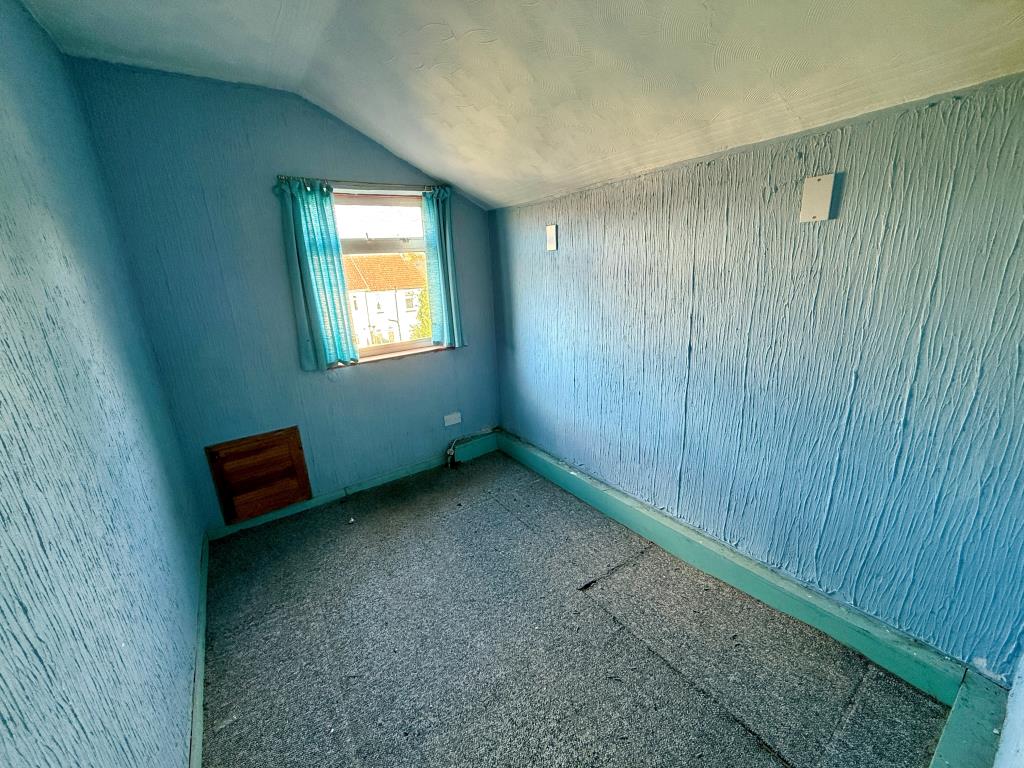 Lot: 156 - THREE-BEDROOM TERRACE HOUSE FOR IMPROVEMENT - Bedroom three